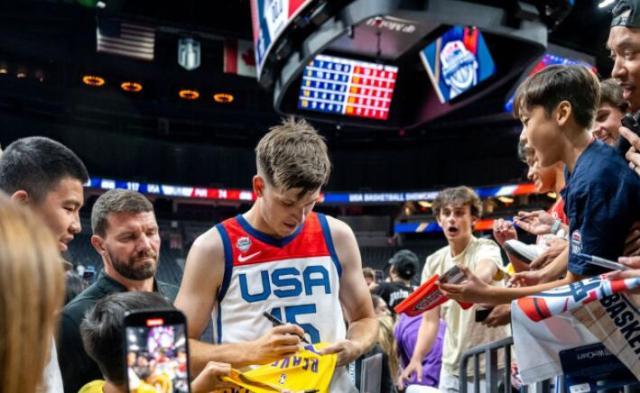 开云体育官网-湖人新星成名烦恼：在家中打牌却被传与霉霉恋爱