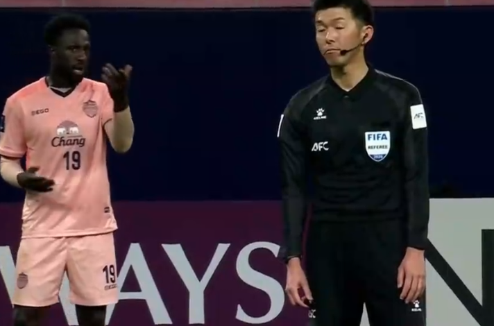 开云综合娱乐-蓉城逃过一劫！武里南进球被吹，VAR介入3分钟，越位毫厘之间